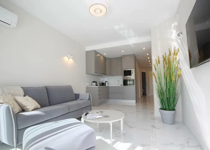 Luxury Apartments In First Beach Line With Pool